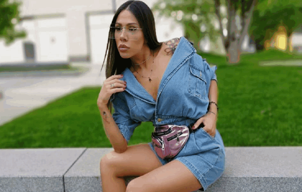 SADA JE SLOBODNA DEVOJKA: Sandra Afrika ne krije svoje adute, muškarci ne mogu da se suzdrže OD VRUĆIH PORUKA! (FOTO)