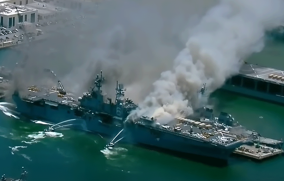 Eksplozija na američkom vojnom brodu, nekoliko mornara povređeno u požaru (VIDEO)