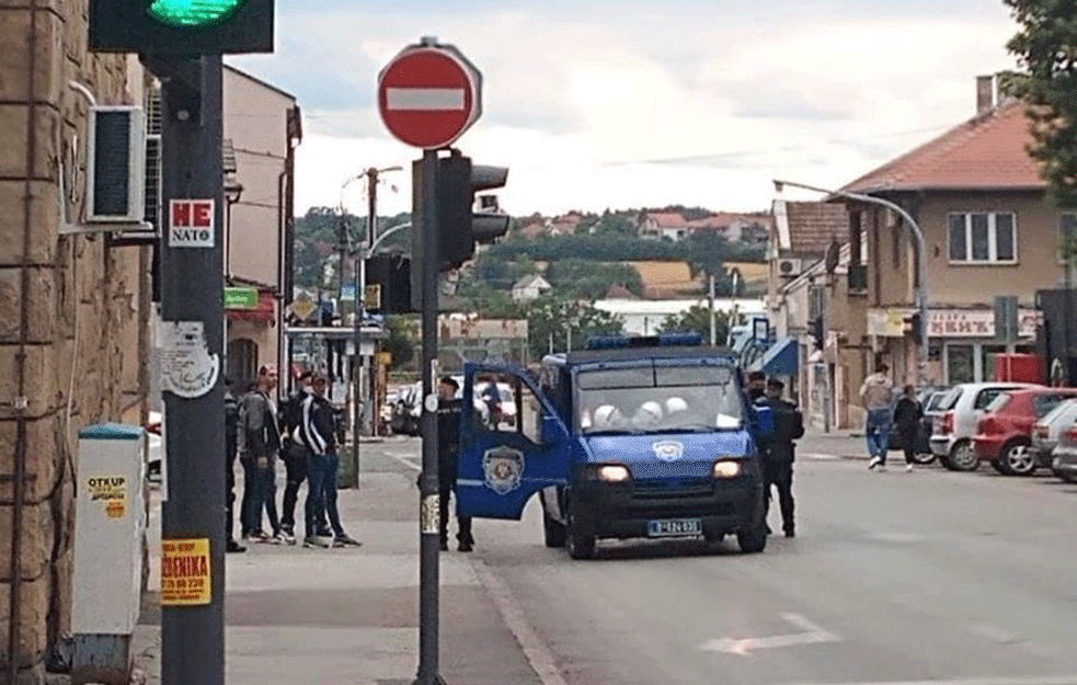 VEČERAS I U MLADENOVCU PROTESTI: Građani se okupili ispred opštine grada u znak podrške protestima protiv politike i mera vladajuće SNS (VIDEO)