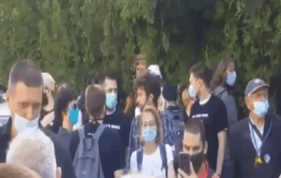 POČEO PROTEST ISPRED CZ: Roditelji uhapšenih demonstranata traže OSLOBAĐANJE SVOJE DECE! (VIDEO)