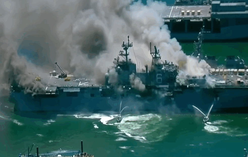 EKSPLOZIJA U AMERIČKOJ VOJNOJ BAZI: Požar na amfibijskom napadačkom brodu u San Dijegu