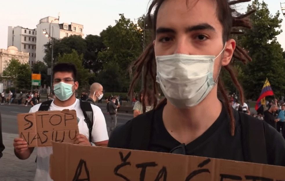 UHAPŠENI STUDENT koji je nosio transparent ‘STOP NASILJU’ večeras izlazi iz zatvora