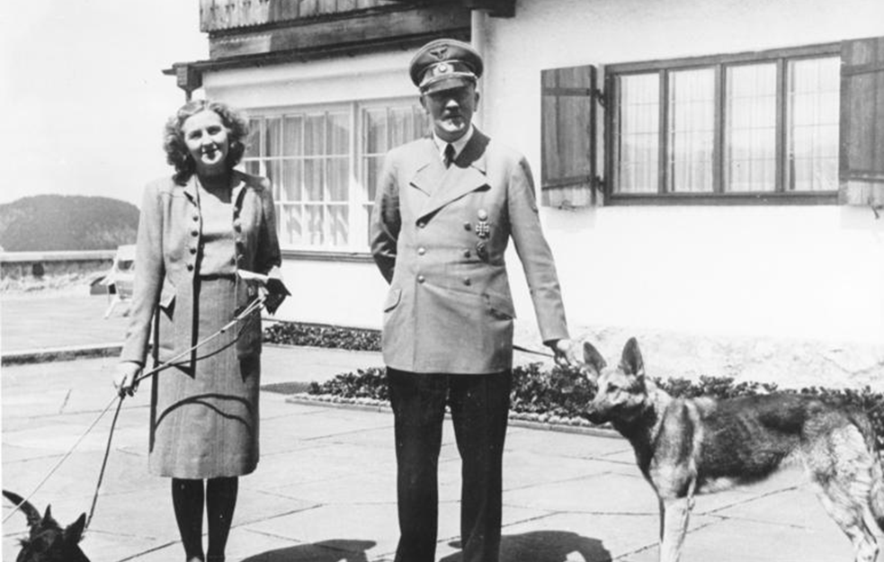 Ovako su izgledali poslednji sati Adolfa Hitlera: <span style='color:red;'><b>Na današnji dan</b></span> 1945. sam je sebi presudio