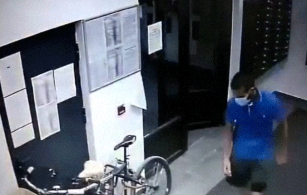 Krađa sa neverovatnom lakoćom! Razgledao šta ima u zgradi pa izašao sa biciklom (VIDEO)