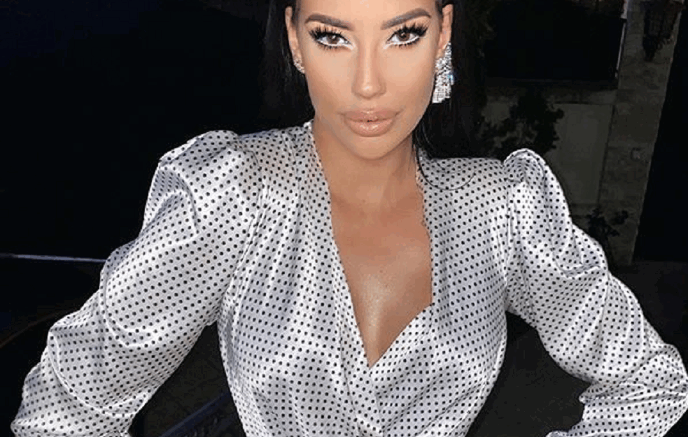 KATARINA GRUJIĆ SE SKINULA U NIKAD MANJI <span style='color:red;'><b>BIKINI</b></span> : VRELA FOTKA oborila društvene mreže (FOTO)