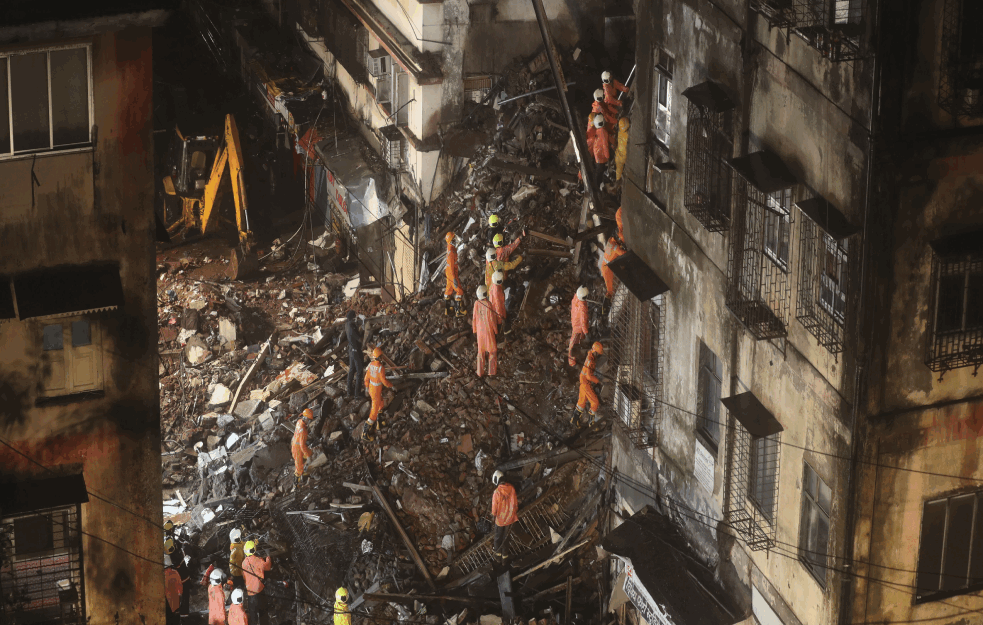 JEZIVE SCENE: Obrušila se zgrada, LJUDI ZATRPANI POD RUŠEVINAMA (FOTO)