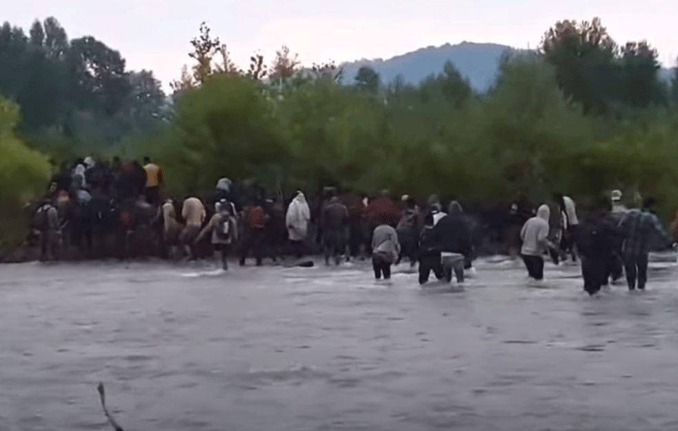 MIgranti prelaze reku na granici sa Bosnom i Hercegovinom