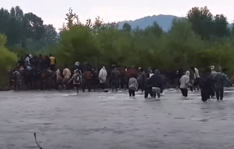 EGZODUS PREKO DRINE: NADREALNA scena STOTINU MIGRANATA koji prelaze REKU! (VIDEO)