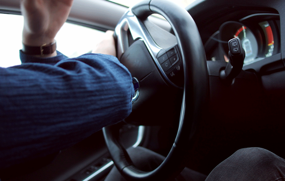 TEŠKA SAOBRAĆAJNA NESREĆA NA MILJAKOVCU: Povređeni mladići, jedan auto NA KROVU! 