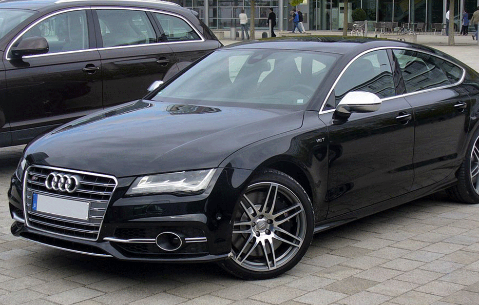 <span style='color:red;'><b>CRNI AUDI</b></span> U MLADENOVCU UMALO ZGAZIO MAJKU I DETE: Da li se zbog toga danas postavljaju kamere?