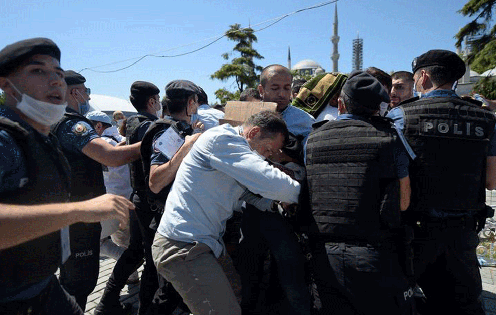 HAOS ISPRED AJA SOFIJE: Vernici probili kordon,a u Grčkoj zvona zvone u znak protesta!