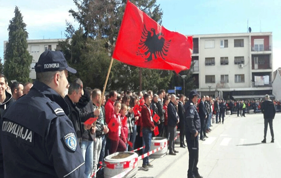 OSVANULA ALBANSKA ZASTAVA IZNAD GAZIVODA: Vojska Srbije je brzo uklonila