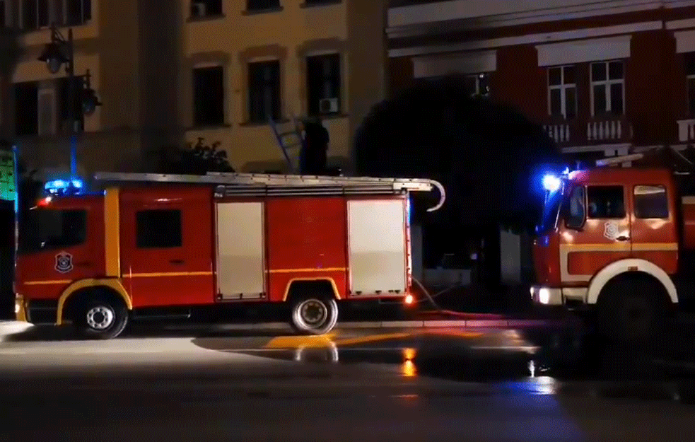 Požar na Obrenovačkom putu: Gori poznati splav