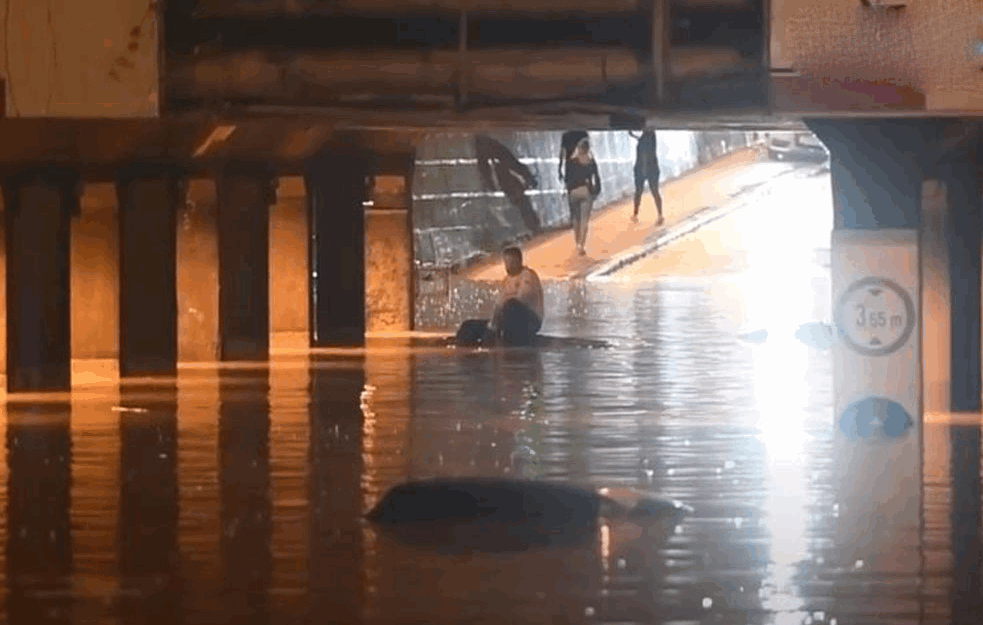 STRAVIČNO NEVEREME U CRNOJ GORI : Poplavljene ulice u Podgorici i na primorju