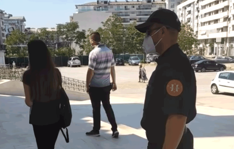 U CRNOJ GORI KAO U VREME OZNE: Policija upala u crkvu, prekinuta <span style='color:red;'><b>liturgija</b></span> koju je služio mitropolit Amfilohije (VIDEO)