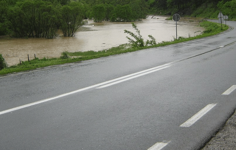 POJEDINA MESTA SU U ZONI POPLAVE: <span style='color:red;'><b>Brana</b></span> u Orsku još jednom probijena