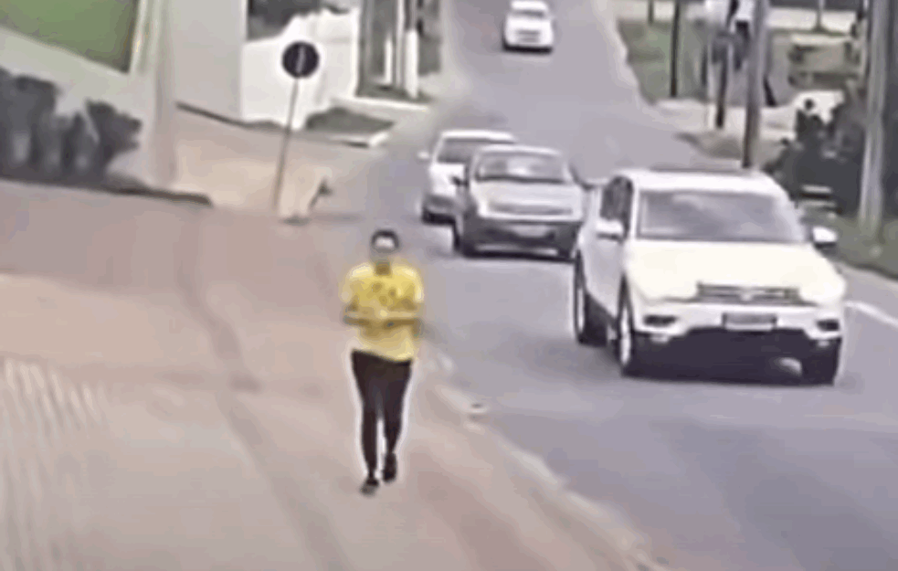DŽOGERKA IZBEGLA SIGURNU SMRT: Avion se IZ VEDRA NEBA sručio na ULICU, PILOTI NETAKNUTI! (VIDEO)