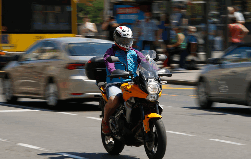 Oboren motociklista kod <span style='color:red;'><b>Delta siti</b></span>ja, odvezen u Urgentni centar