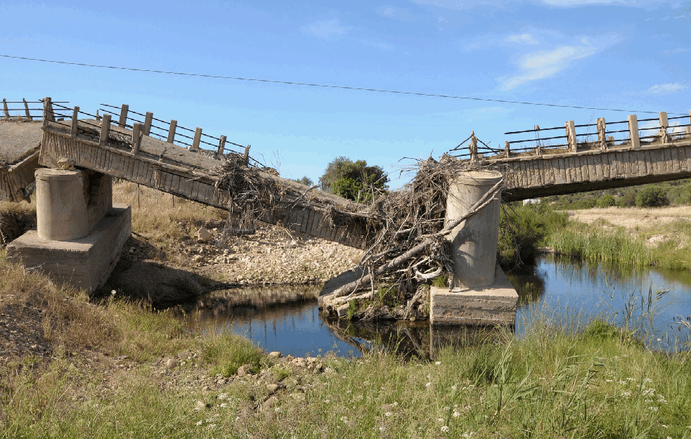 NEZAPAMĆEN INCIDENT NA KOLUBARI: Most pao u reku i povukao kamion sa sobom! 
