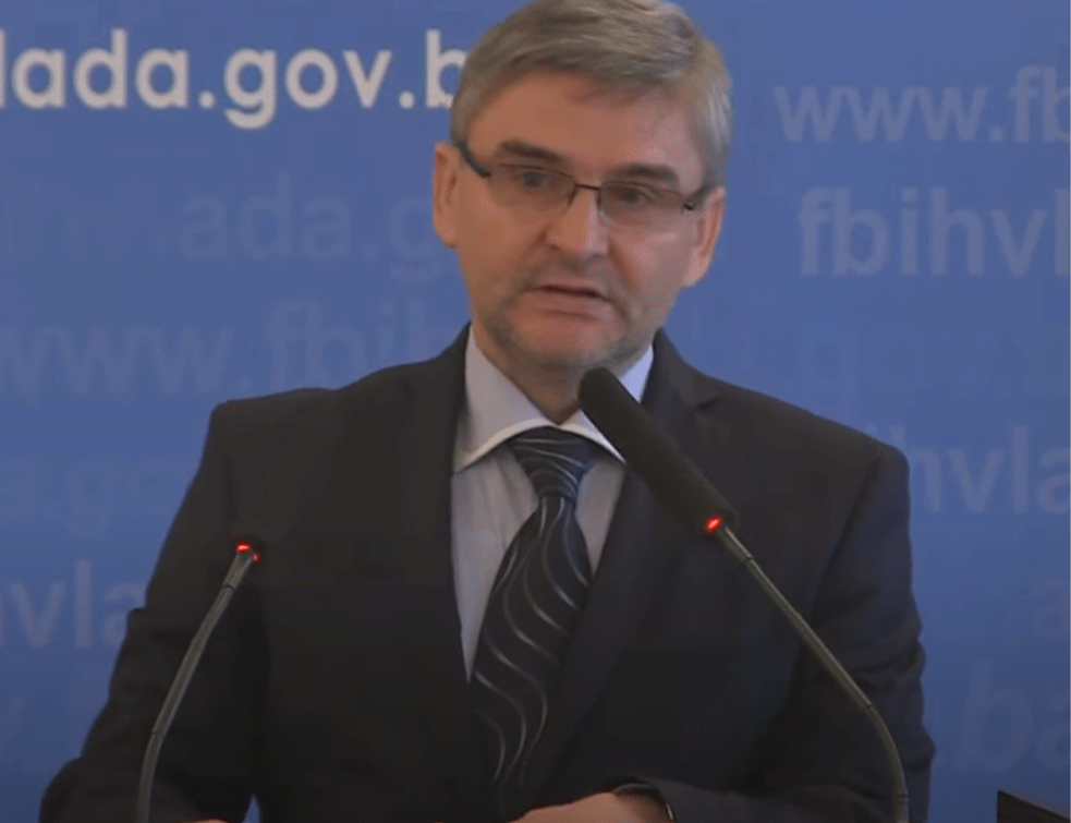 MINISTAR U VLADI BIH NIJE IZDRŽAO: Preminuo Salko <span style='color:red;'><b>Bukvar</b></span>ević