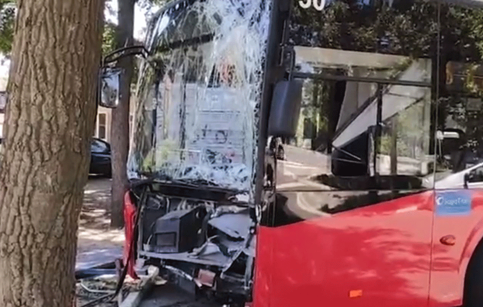 DETALJI NESREĆE NA MILJAKOVCU: Stravičan prizor prednjeg dela autobusa, I VOZAČ I PEŠAK POVREĐENI (FOTO)