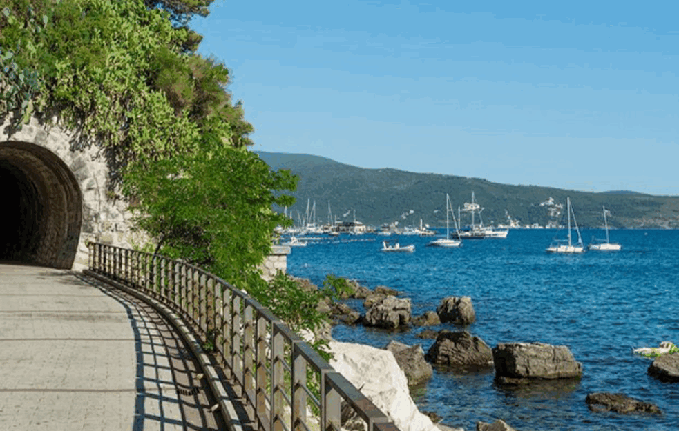 NAJPOPULARNIJA PLAŽA U HERCEG NOVOM SABLASNO PRAZNA: 'Ovako nije bilo još od kad je NJEGOŠ ŠKOLU UČIO'! (FOTO)