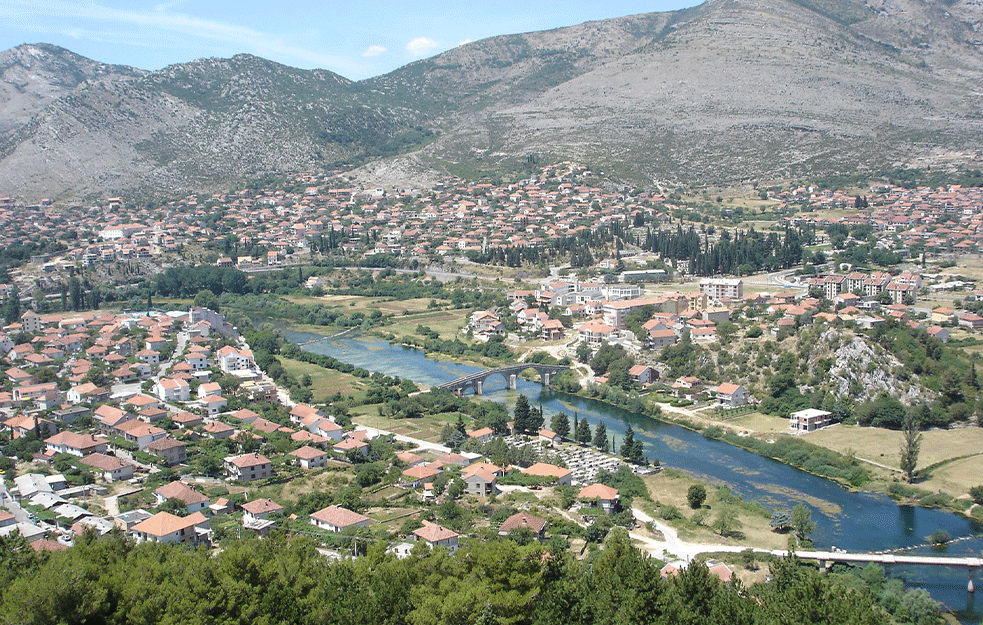 GORI <span style='color:red;'><b>TREBINJE</b></span>: Požar bukti, aktivirano i gašenje iz vazduha, objavljene prognoze kada bi trebalo da bude lokalizovan (VIDEO)