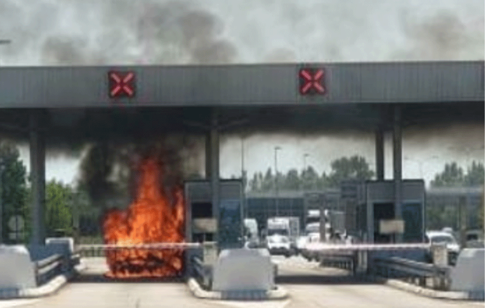 PLAMEN NA NAPLATNOJ RAMPI KOD NOVOG SADA: Izgoreo automobil, požar zahvatio i kućicu za naplatu! (VIDEO)