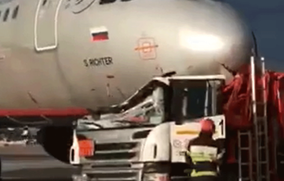 TRAGEDIJA NA RUSKOM AERODROMU: <span style='color:red;'><b>Sudar AVIONA</b></span> I CISTERNE, ima povređenih (VIDEO)