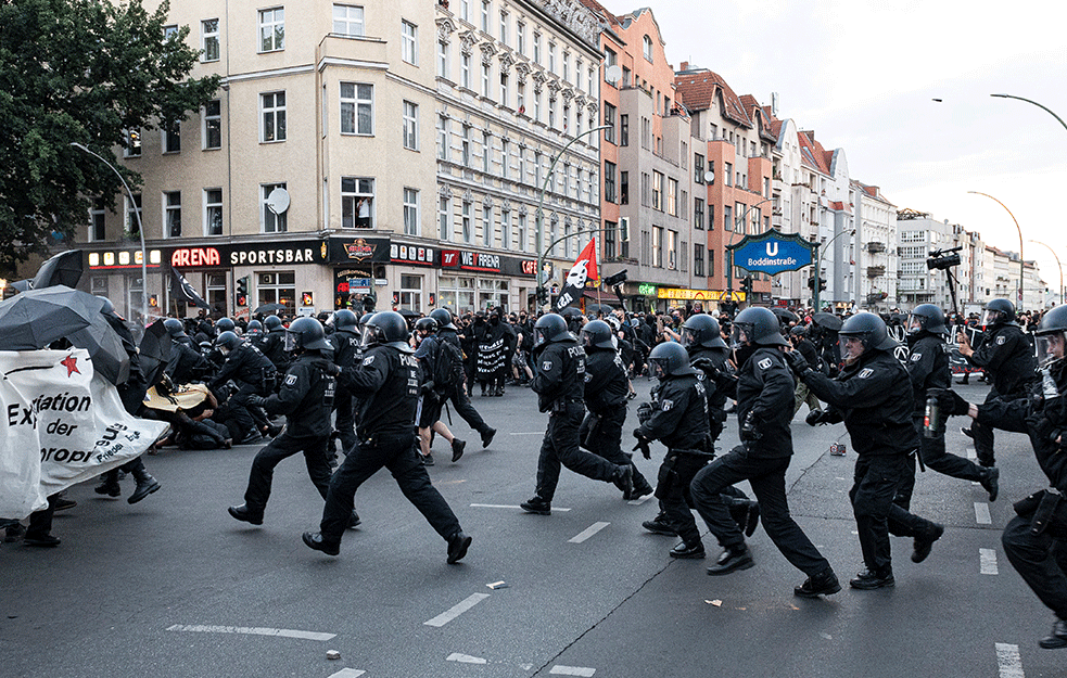 SUKOB DEMONSTRANATA I POLICIJE U BERLINU: 20 hiljada građana na ulicama! (VIDEO)