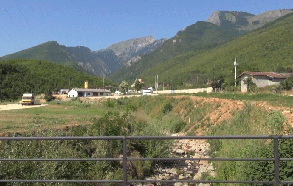 <span style='color:red;'><b>SRPSKO SELO</b></span> NA KOSOVU BEZ KAPI VODE: Ne mogu mesec dana ni ruke da operu, Albanac zavrnuo slavinu (VIDEO)