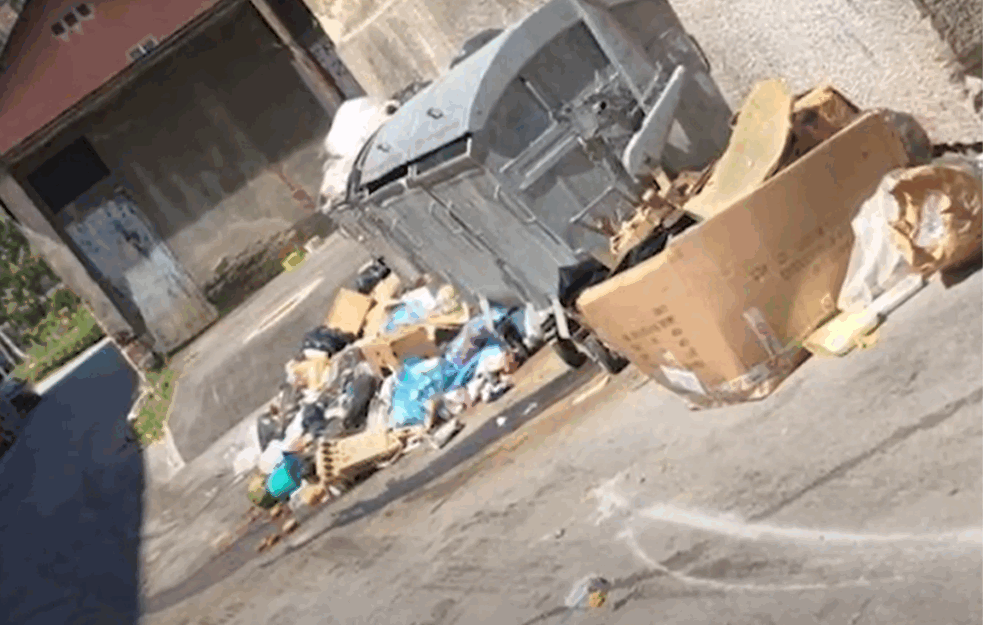 TURISTI U PARIZU NAŠLI ZANIMACIJU: Slikaju se pored gomila smeća zbog štrajka đubretara