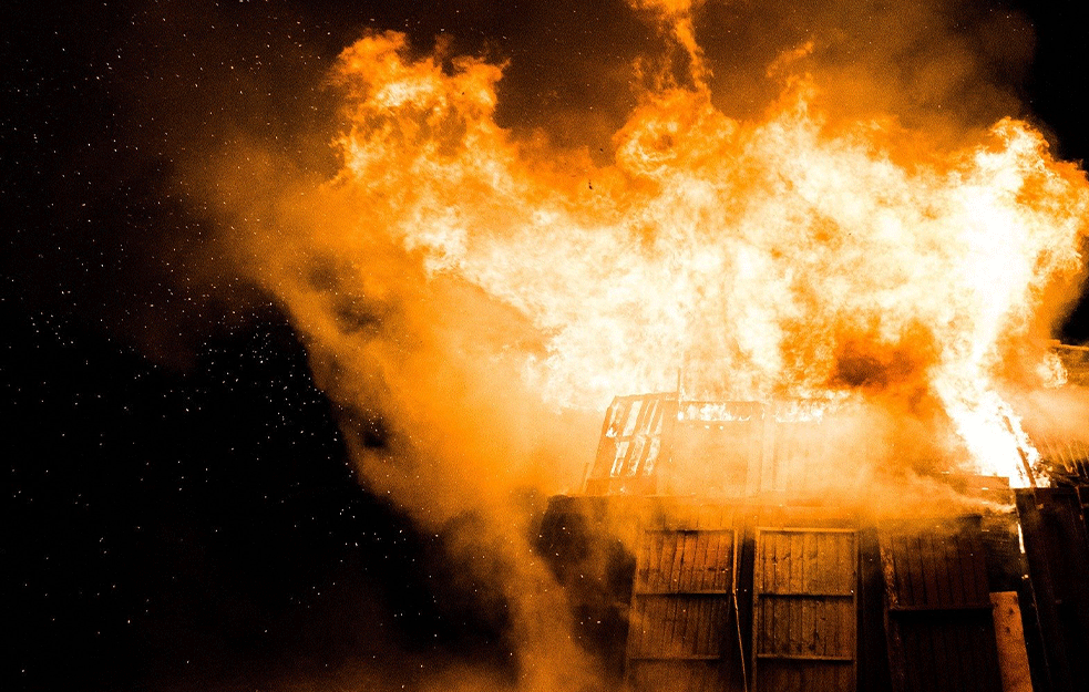 DRAMA U BATAJNICI: Vatrogasci iz požara izvukli ženu!