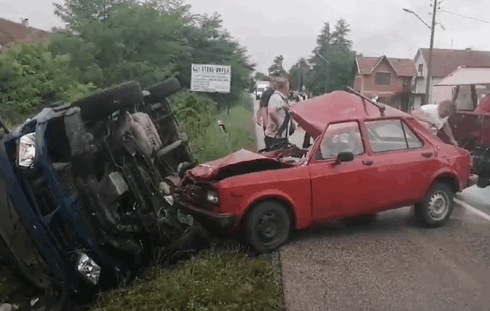 Prvo izgubio kontrolu nad kombijem, zatim se zakucao u `zastavu` pa sleteo u jarak (VIDEO)
