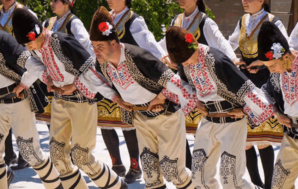 Ceo svet zna za kolo, <span style='color:red;'><b>UNESCO</b></span> ga prepoznao kao posebnu vrednost a naša deca izučavaju FOLK u školi