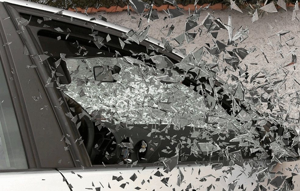 TEŠKA SAOBRAĆAJKA!  <span style='color:red;'><b>Prikolica</b></span> kamiona se zakucala u auto:MLADIĆ OSTAO NA MESTU MRTAV