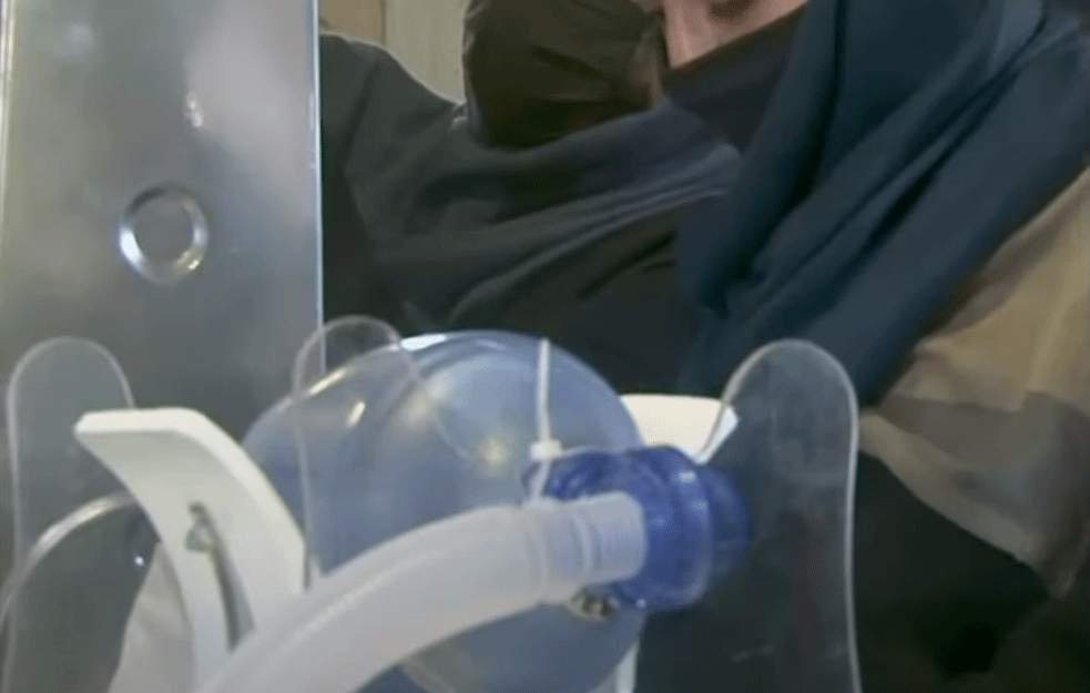 Tinejdžerke napravile jeftin respirator koji će pomoći pacijentima obolelim od korone (VIDEO)