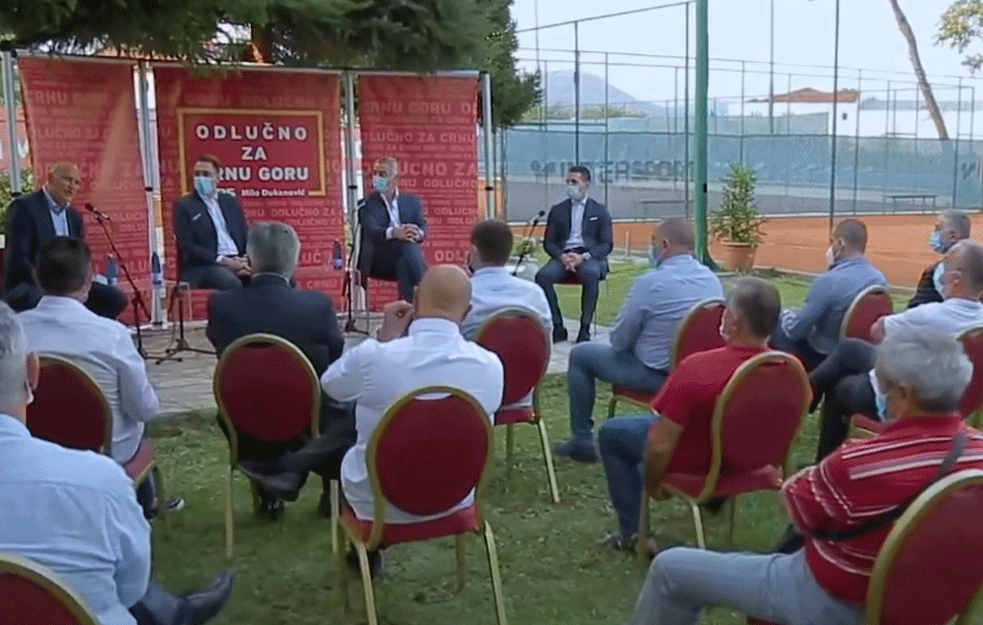 ZABRANJENI POLITIČKI SKUPOVI U CRNOJ GORI, osim za DPS: Dok Milo mirno ‘sastanči’, u Beranama hapšenja!
