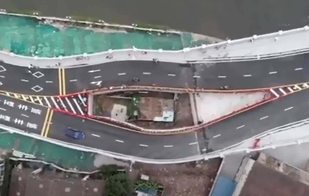NE DAM KUĆU NI ZA ŽIVU GLAVU: Vlasnica odbila da se iseli, grad napravio most oko nje (VIDEO)