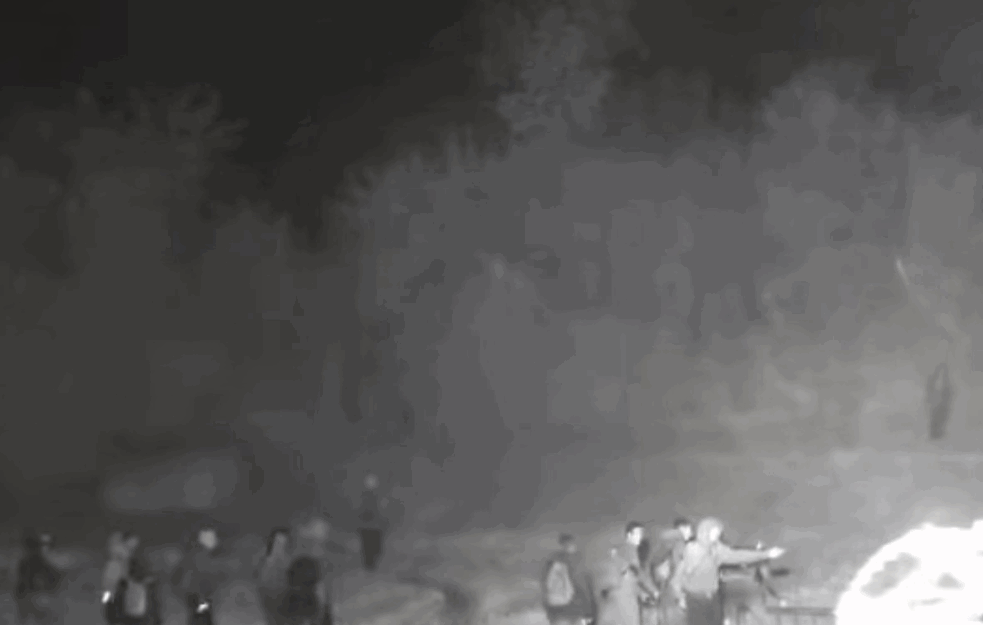 Poneli i MERDEVINE! Juriš migranata na vojsku i policiju prilikom bežanja preko granice (VIDEO)