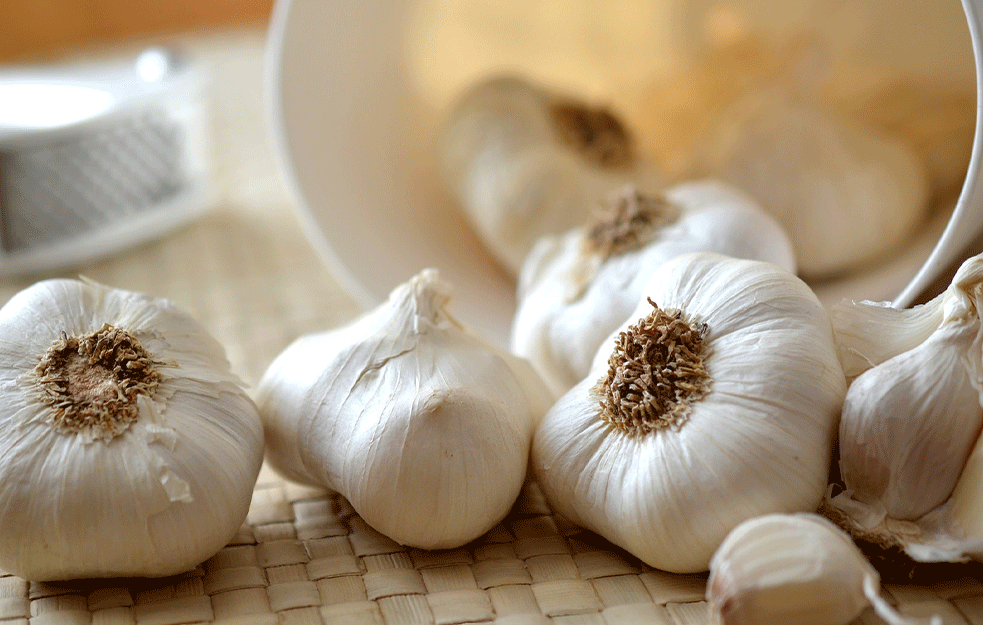 OJ SRBIJO MEĐU ŠLJIVAMA: Dok domaći luk propada, Srbi kupuju kineski, <span style='color:red;'><b>egipatski</b></span>, albanski, argentinski!