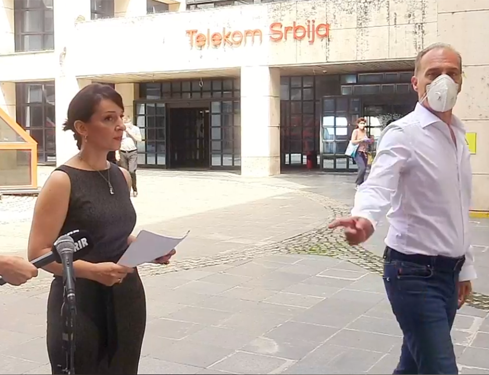 Ućutkao Mariniku Tepić: ZAPOSLENI U TELEKOMU JOJ PRIŠAO I <span style='color:red;'><b>OTEO MIKROFON</b></span> (VIDEO)