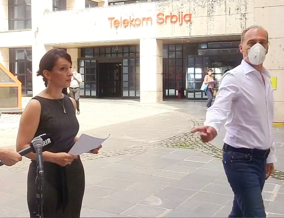 Ućutkao Mariniku Tepić: ZAPOSLENI U TELEKOMU JOJ PRIŠAO I OTEO MIKROFON (VIDEO)