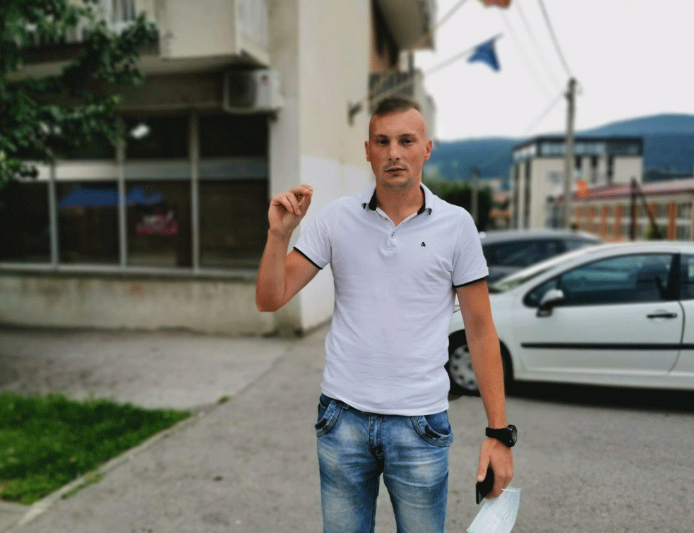 MLADI <span style='color:red;'><b>AKTIVISTA DPS</b></span>-a VRATIO ČLANSKU LEGITIMACIJU: ‘Neprihvatljivo je biti deo tima koji ugrožava čast i moral svih vernika!’
