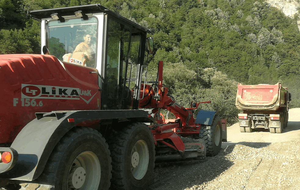 Udarili na manastirsku zonu! Vlasti u Prištini ne mare za zabrane, <span style='color:red;'><b>bageri</b></span> opet pored Dečana (VIDEO)