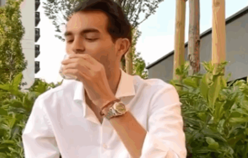 UŽELELO SE DETE: ČUKANOVIĆ rešio da nabaci MASU pa pred KAMERAMA iskapio PUNU ČAŠU MLEKA <span style='color:red;'><b>DOJILJE</b></span>! (VIDEO)
