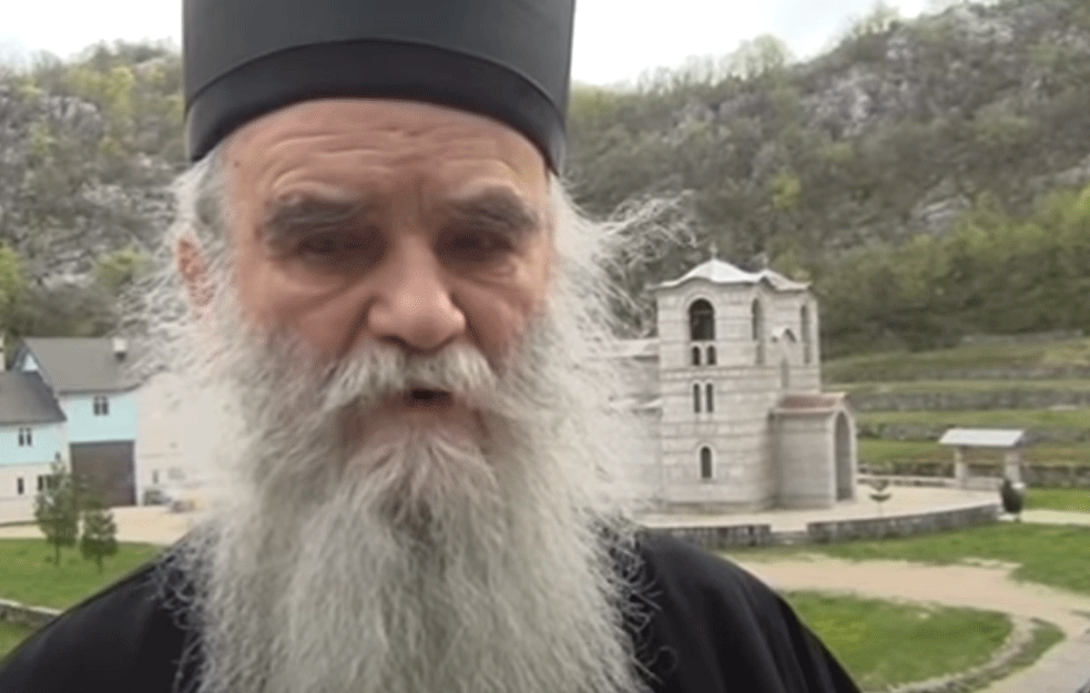 AMFILOHIJE SE ZAREKAO: Dok sam živ vratiću na Lovćen Njegoševu crkvu, ne treba nam prokletstvo nad <span style='color:red;'><b>potomci</b></span>ma i narodom