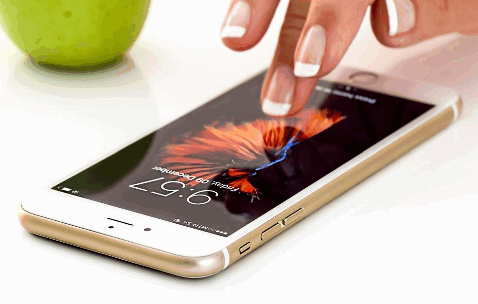Ovako zapravo treba čistiti <span style='color:red;'><b>mobilni</b></span> telefon