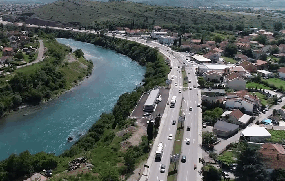 INCIDENT U PODGORICI : Desetogodišnjak na Viber grupu poslao fotografiju pištolja sa imenima učenika