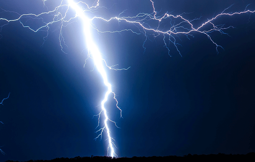 STRAVIČNA OLUJA U MOSTARU : Grom izazvao požar!